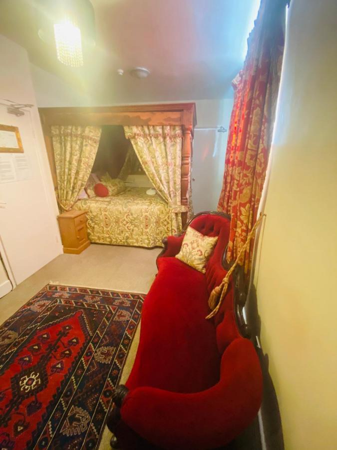 The Old Court Hotel Уитни Экстерьер фото