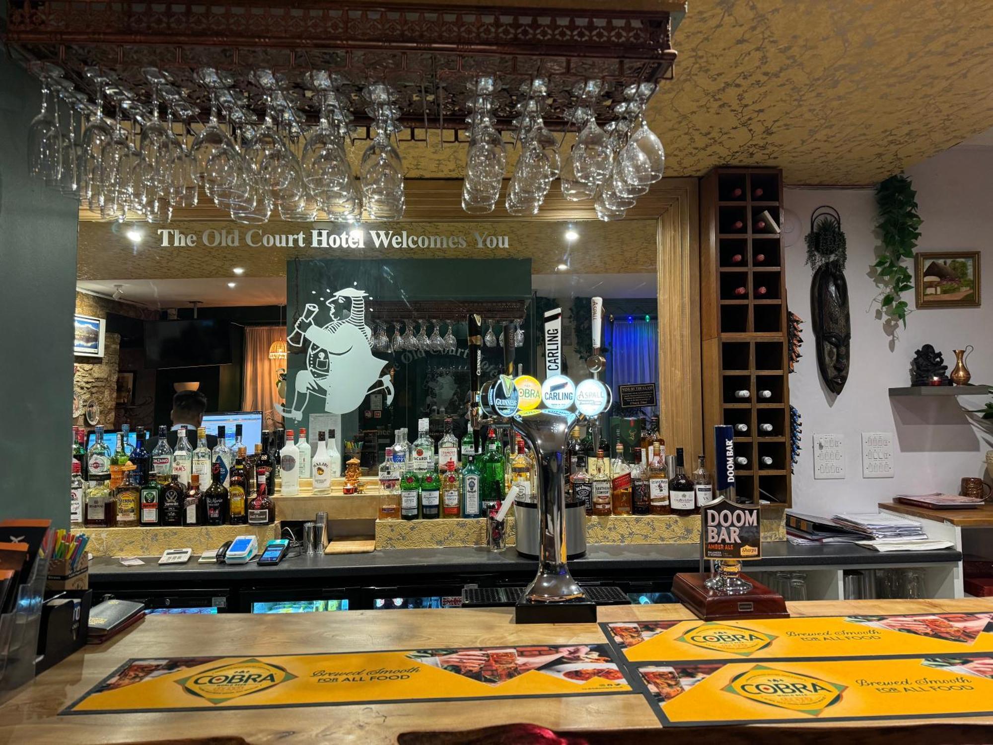 The Old Court Hotel Уитни Экстерьер фото