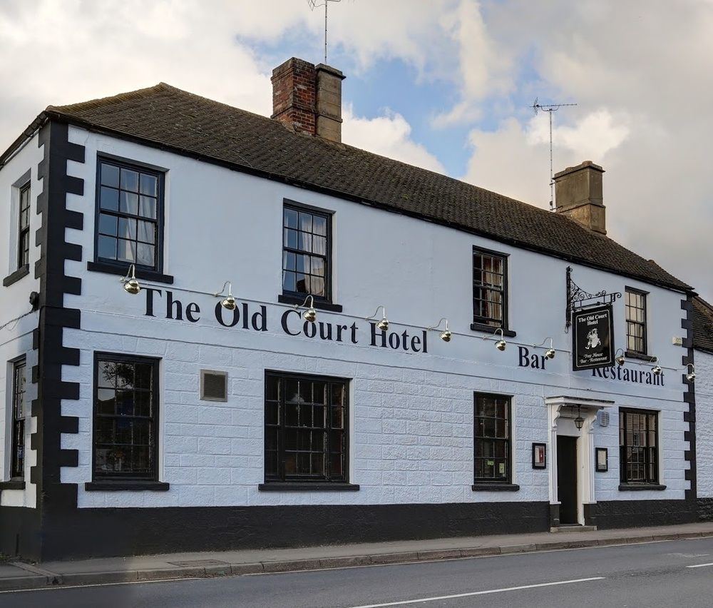 The Old Court Hotel Уитни Экстерьер фото