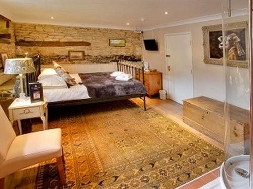 The Old Court Hotel Уитни Экстерьер фото