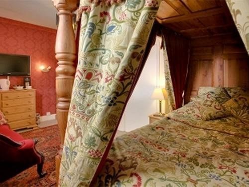 The Old Court Hotel Уитни Экстерьер фото